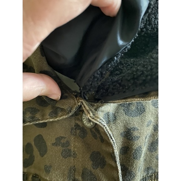 Rock and Republic Denim Jacket Size Small Leopard Print Faux Fur Collar Cheetah - Picture 6 of 14